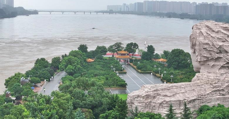 湘江長(cháng)沙站迎今年首個(gè)超警戒洪水